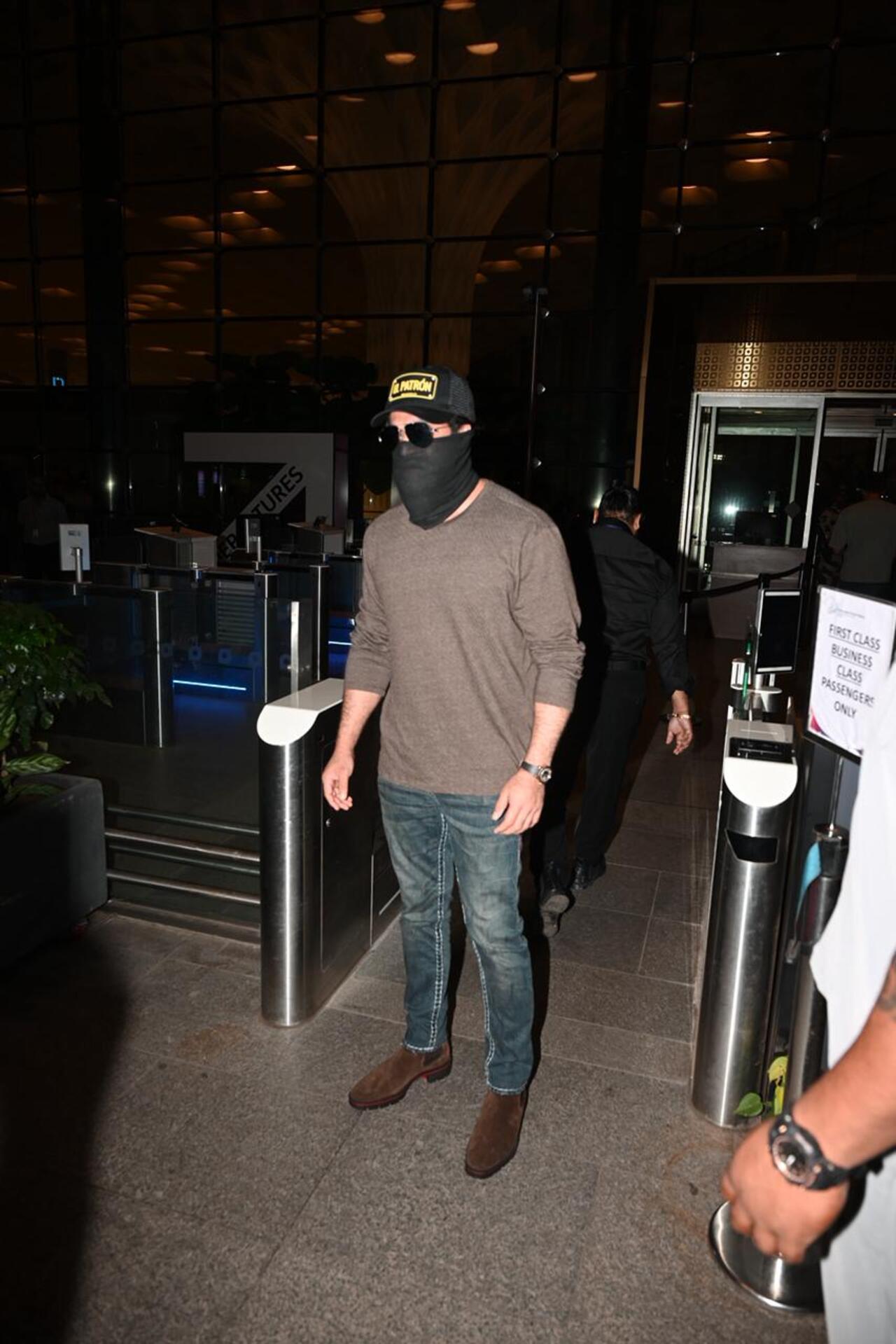 Yash jets off from Mumbai after wrapping up Toxic shoot, but manages to keep his look under wraps. He was seen walking into the airport while keeping his hairstyle and face covered. 